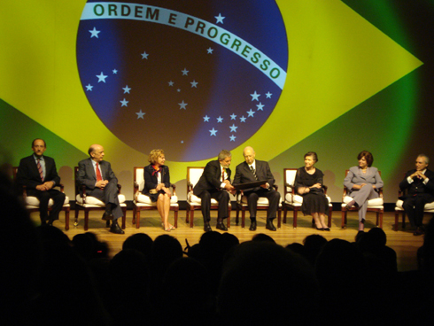 Autoridades em destaque no evento, ao centro, José Alencar exibe a honraria ao presidente Lula  