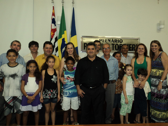 Vereadores com a homenageada e alguns de seus alunos, a professora Marcela Pontes e a secretária da Educação