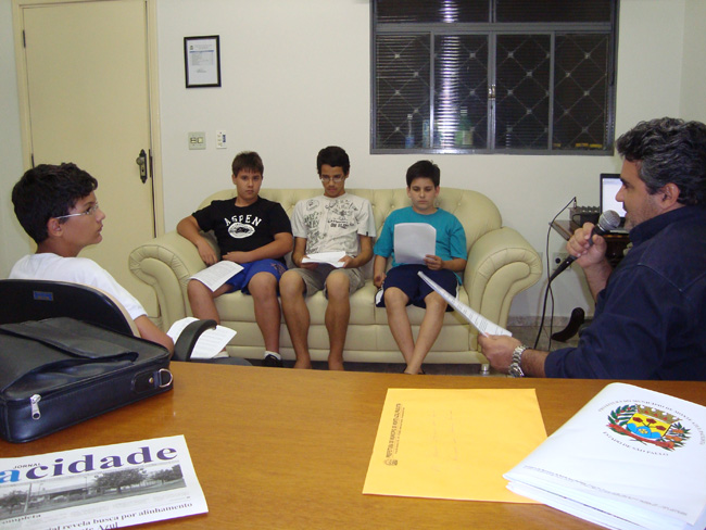 Alunos da Escola Alzira entrevistam o presidente Marcelo Otaviano para o programa Minutos Culturais