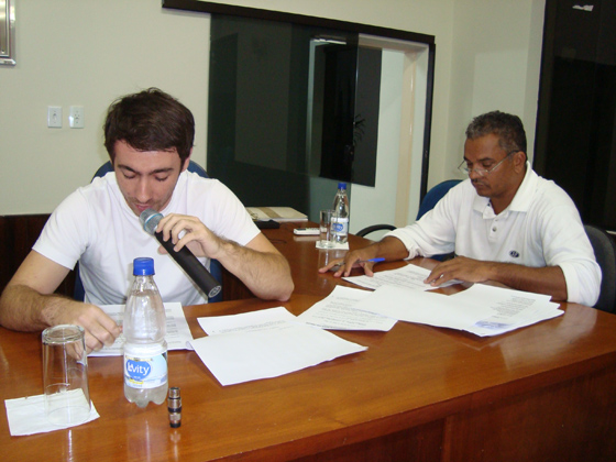 Vereador Toninho do Sindicato acompanha a leitura do Regimento Interno do Comad feita por Alexandre Ferreira Martins