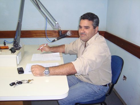 Marcelo Otaviano durante participação em programa de rádio
