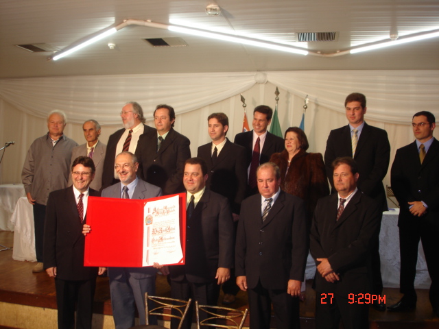 Dr. Nalini (entre o então presidente do Legislativo, Luiz Carlos Geromini e o vereador Fabinho) exibe a honraria que recebeu, no dia 27-07-2007