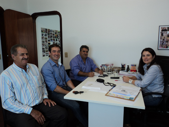 Percival Rogge, Tiago Pontes e Marcelo Otaviano, com a deputada Aline Corrêa, em seu gabinete