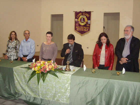 Elisa, Nardo Gurjon, Tânia, Antenor, Eunice e Paulo David, durante a abertura da cerimônia de posse dos novos sócios do Lions Clube
