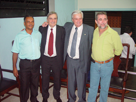 Os vereadores Toninho e Zinho Cantori com os deputados Antônio e José Mentor (ao centro)