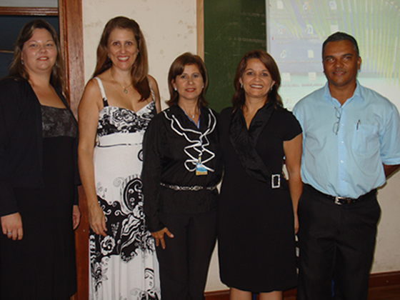 O vereador Toninho com representantes da Uniararas e da Secretaria de Educação 