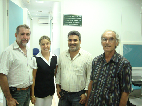 Zinho Cantori, Marcelo e Nardo Gurjon com uma integrante da equipe do projeto