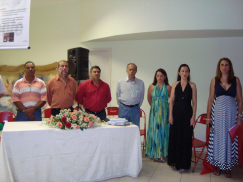 Toninho, Zinho Cantori e Marcelo, com o prefeito Gilberto Arroyo, as tutoras Lucinha e Adriana e a secretária de Educação Regina Del’Arco