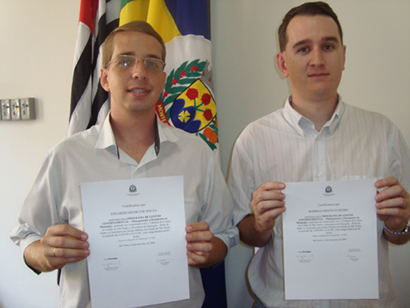 Eduardo e Rodrigo exibem os certificados de participação nos cursos