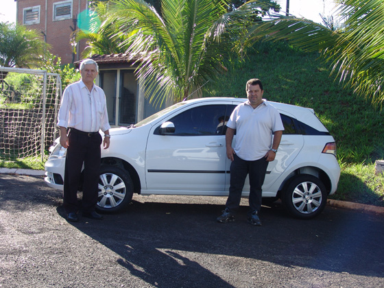 Presidente da Apae, Domingos I. Triveloni Gil, e o vereador Fabinho exibem o veículo adquirido para desenvolvimento dos trabalhos da entidade