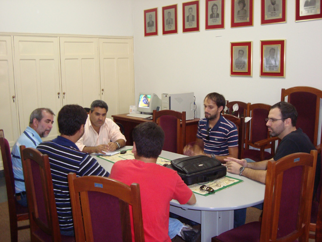Vereadores e representantes do Instituto Práxis em reunião na Câmara Municipal