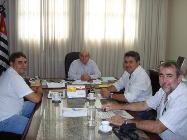 Aderval Manfredo, Dorival Sandrini, Marcelo Otaviano e Zinho Cantori, no gabinete do prefeito de Cajobi