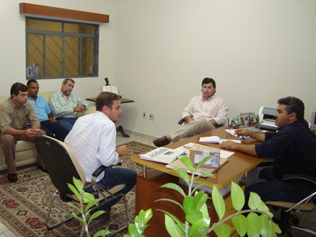 Presidente Marcelo Otaviano com defensores do meio ambiente em seu gabinete