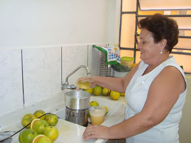 Funcionária da Câmara Municipal prepara suco de laranja