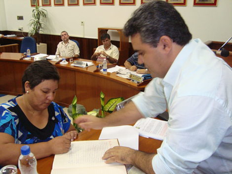 Onilda assina o termo de posse durante a sessão ordinária do dia 1º