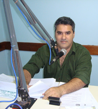 Marcelo Otaviano durante participação ao vivo, nos estúdios da Rádio Princesa
