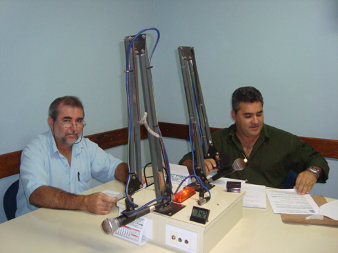 Vereadores Zinho Cantori e Marcelo Otaviano, durante participação de programa jornalístico