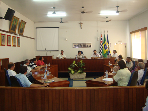Vereadores e convidados durante reunião na Câmara Municipal