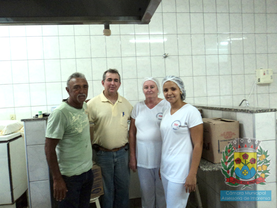 Professor João Paulo de Campos e vereador Zinho Cantori entregam alimentos a funcionárias do Hospital Senhor Bom Jesus