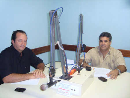 Os vereadores Té e Marcelo Otaviano no estúdio da Rádio Princesa