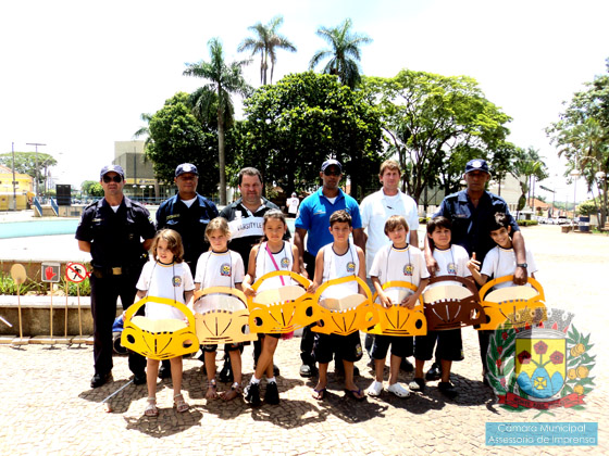 Representantes da Guarda Civil Municipal, vereador Fabinho da Delegacia, secretário de Segurança e Trânsito e crianças do projeto