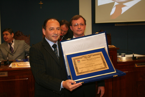 Deputado Vinholi exibindo o título de Cidadão Catanduvense