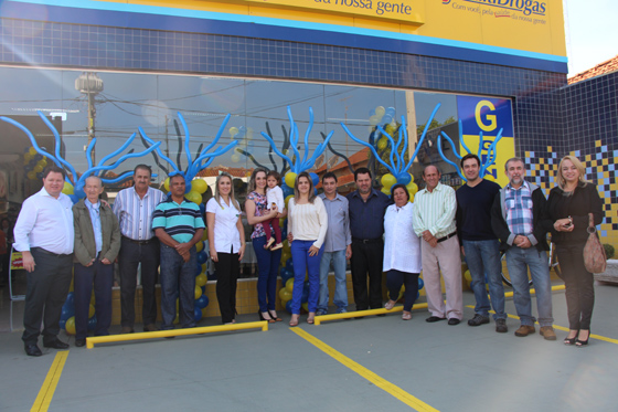 Vereadores e proprietários da Farmácia São Pedro durante a inauguração da nova loja, localizada na Rua 13 de Maio 21