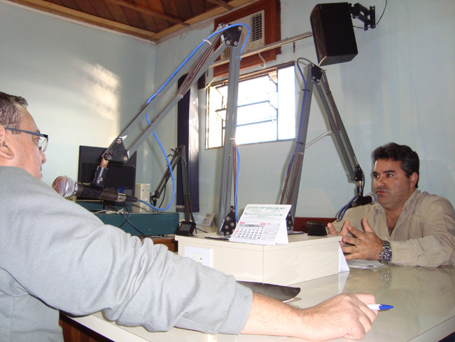 Marcelo durante participação ao vivo na Rádio Princesa
