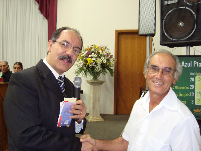 Nardo Gurjon cumprimentando o pastor Mauro Cardoso